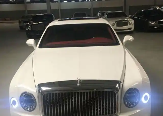 花522万元买辆白色宾利慕尚,司机打开车门后坦言喜忧参半