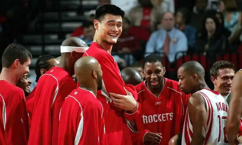 除掉姚麦,火箭实在是没人了,姚明的替补是万年不变的穆托姆博;而大