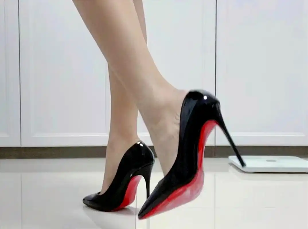 红底朝天,法力无边  美爆了真的!#高跟鞋# #日常穿搭