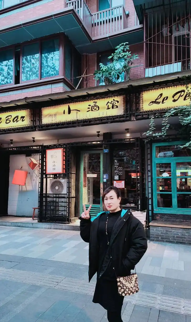 来一趟成都,玉林路小酒馆门口走走,夜晚太古里吹吹风,街头巷尾 - 抖音