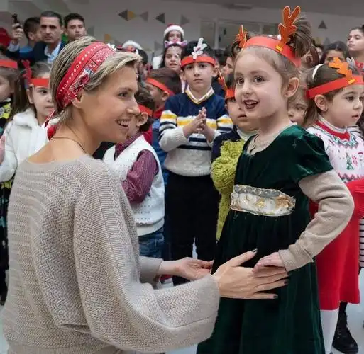 阿军集束炸弹猛攻,亚美尼亚用旋风火箭炮轰炸电厂_腾讯新闻