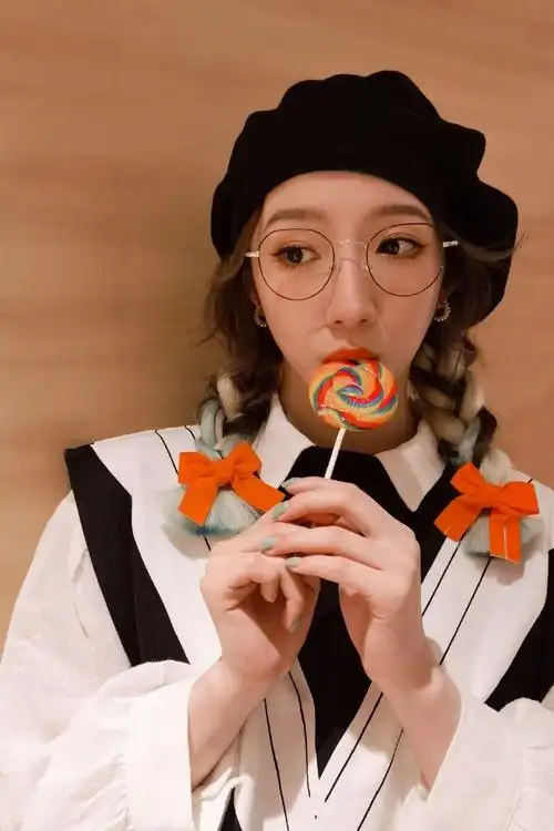 孟美岐可爱学院风造型