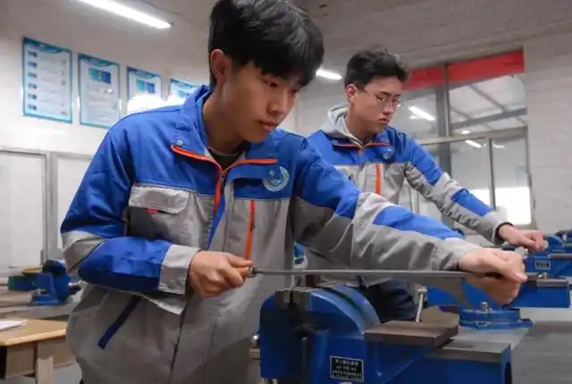 技校女生和高中女生的对比图,同样青春不同命运