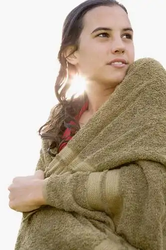 西方人,一个人,站,竖图,室外,白天,仰视,欧洲,欧洲人,仅一个年轻女性