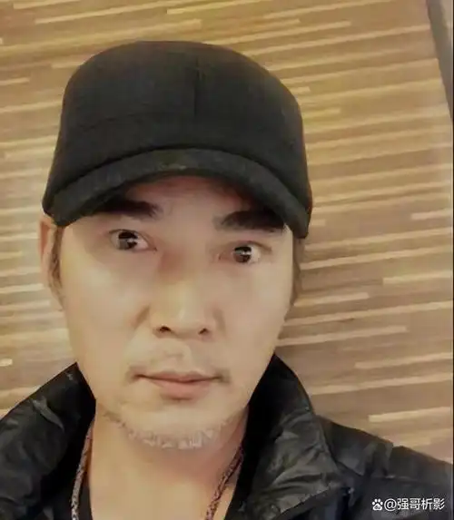 凭一张精致侧脸,就能在颜值上抗衡"白古"的也只有焦恩俊了.