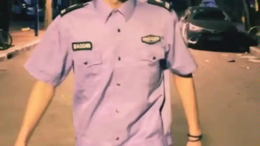 保安小陈强势来袭 扛起枪来就是兵