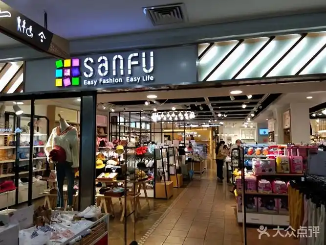 性价比:三福百货的商品紧跟年轻人的审美潮流,以相对较低的价格做出