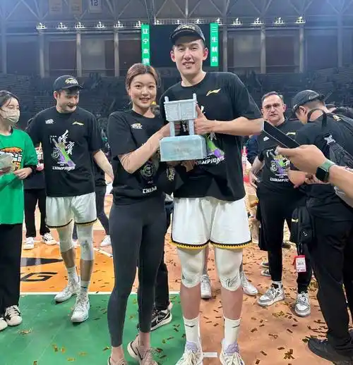 男篮名将付豪名门之后26岁cba连冠女友是美丽运动员