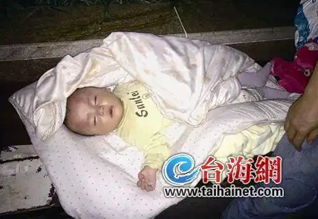 女婴刚出生几个月被抛弃在松柏公园休闲椅上图