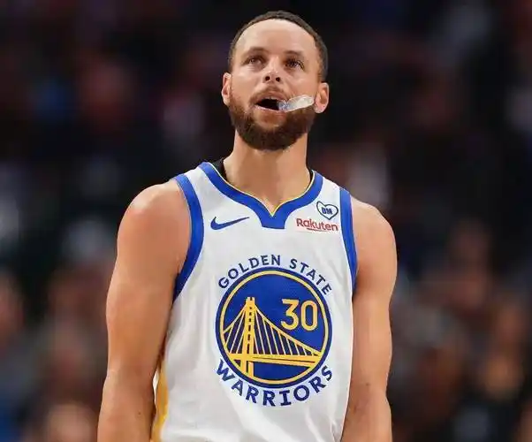 库里谈格林与裁判的纠缠,他不需要保姆,不需要我的介入