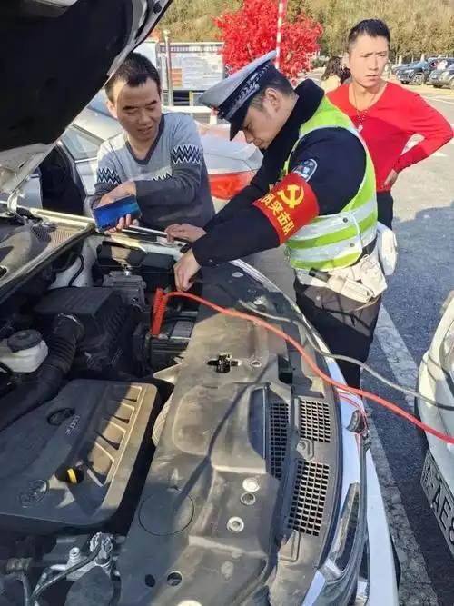 节日我在岗重庆交巡警党员冲锋在前守护春节高速道路畅安