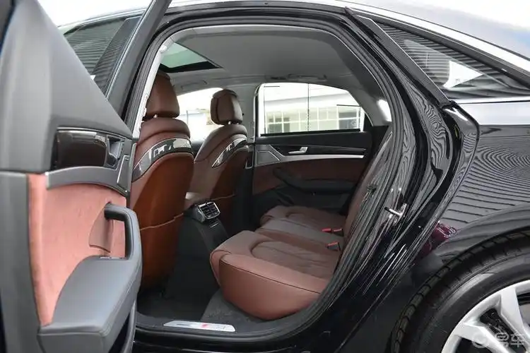 奥迪s8空间方面和一般的商务车比起来是绰绰有余但是和d级车比的话