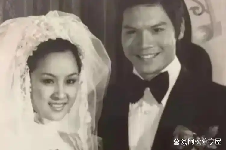 1982年,向华强带着"红颜知己"陈岚,回家见自己的老婆丁佩,陈岚握着