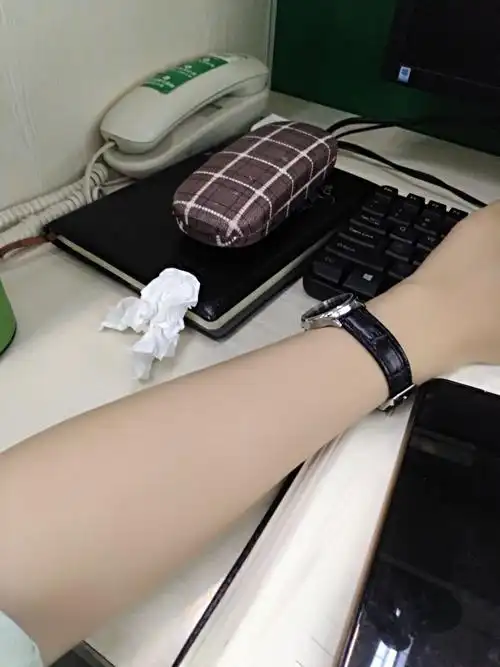 如果是女生的话我想问问这样的手臂算白皙的细的吗?