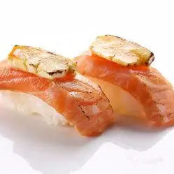 炙烧芝士三文鱼寿司