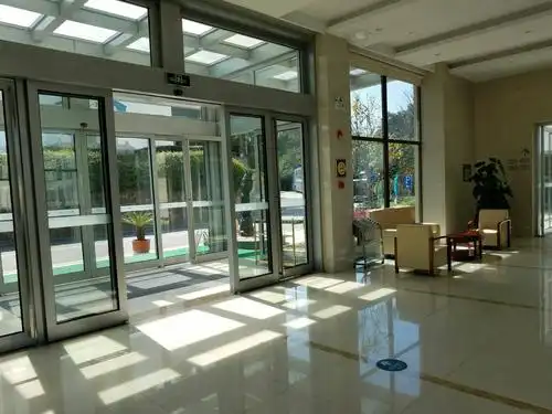 12疗区的玻璃门厅. 天气晴好的图片,是2017年的;其余是2018年的.
