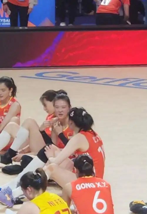 太逗!张常宁助中国女排逆转世界第一 被老公晒丑照 两人相爱相杀