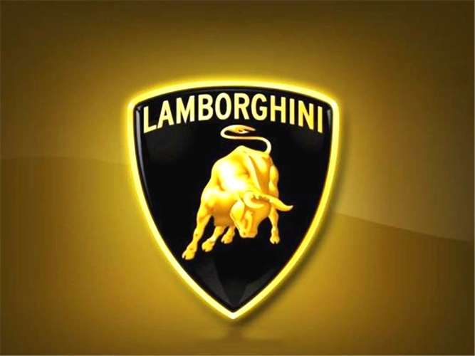 反而充满了满满的战斗气息,法拉利当年用马作为自己的车标,而兰博基尼