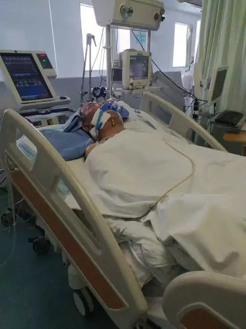 贺振民脑出血后在重症监护室抢救的照片