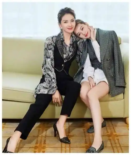 原创刘涛乔欣同穿职业装拍照看到她的坐姿就知道姜还是老的辣