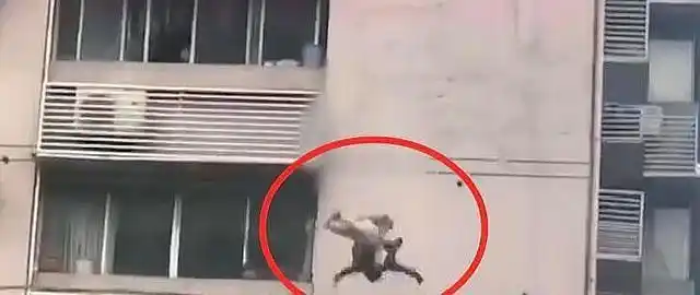 重庆女孩高楼坠落,下坠画面曝光,砸中招牌当场死亡|跳楼|坠楼_网易