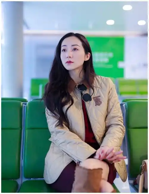原创韩雪现身机场仅仅穿枣红毛衣配浅色外套造型优雅不像36岁
