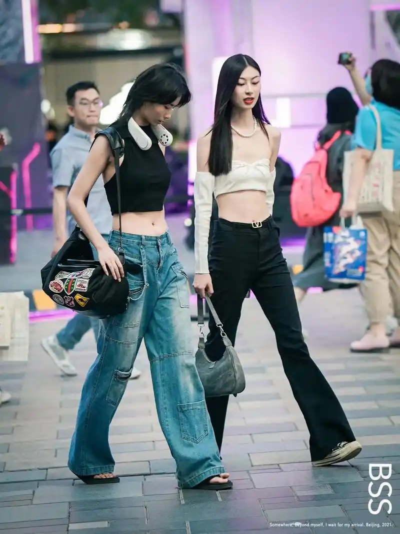 夏日穿搭
三里屯太古里潮人街拍
#让爱发声 #街拍