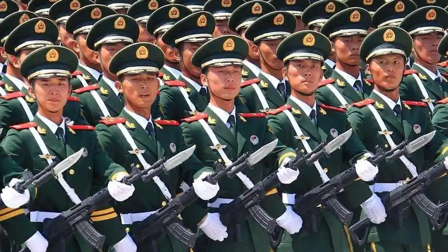 解放军正步劈枪这一经典动作,至今依然具有振奋人心的气势!