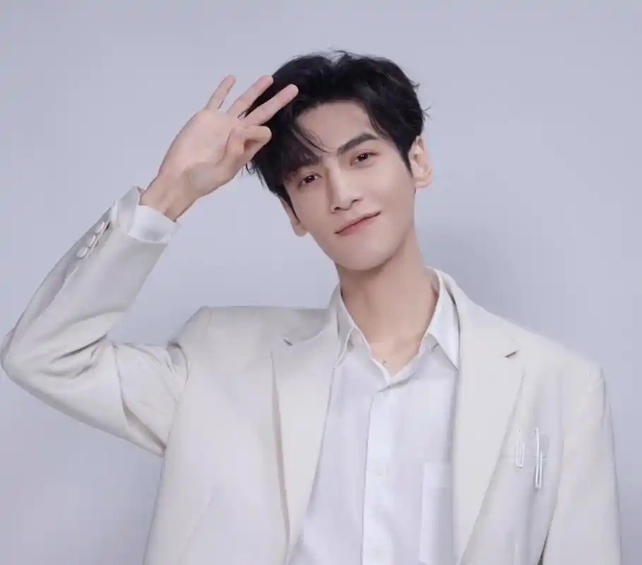 罗云熙晒照为新剧《长月烬明》预热,歪嘴笑的样子痞帅感十足,白西装白