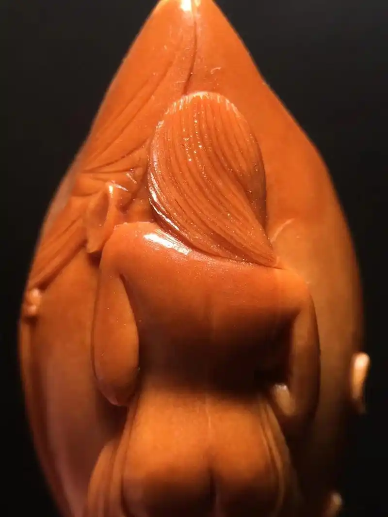 文玩欣赏:一颗橄榄核雕刻而成的美女出浴图居然这么美!