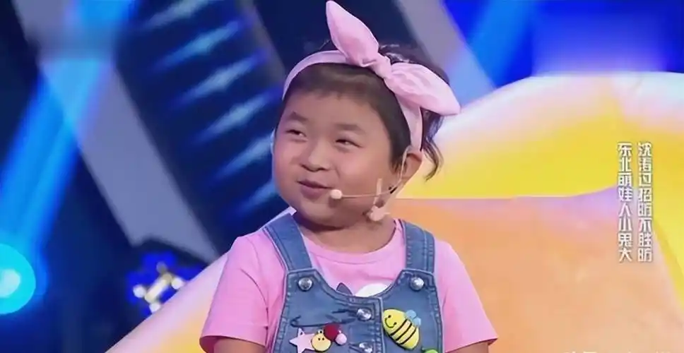 小时候的李欣蕊乖巧可爱,是父母的开心果,是全家人的吉祥物,小女孩就