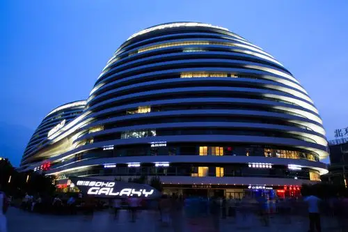 落日下的朝阳门建筑