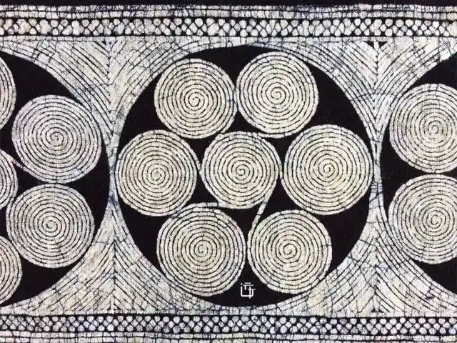 尝试画出这样的纹样,雷洪斌藏品△△布依族显贵盛装,裙子多达二十条