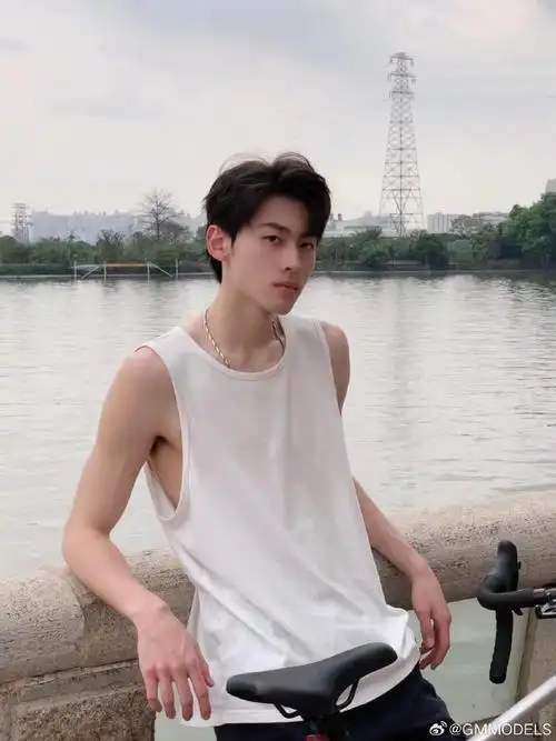 日常骑行[话题]##gmmodels##日常穿搭##模特##185大帅哥##拍照