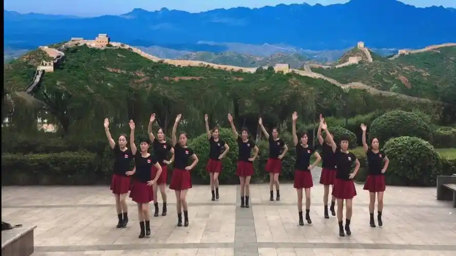 健康一生广场舞 11人 队形舞 《中国冲冲冲》演示:健康一生舞队