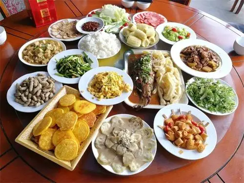 农家蒸肉,肉磨炖柴鸡,山蘑菇炖柴鸡,炖水库鱼,当季蔬菜山野菜,柴鸡蛋