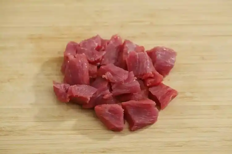 牛肉100克 详细步骤 第1步:牛肉洗净去筋膜切块.