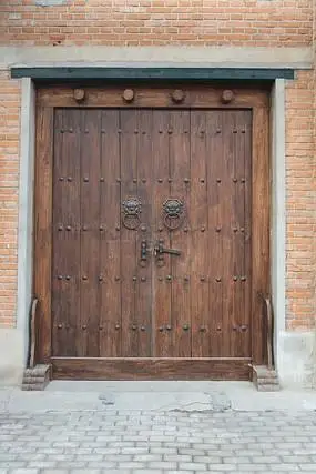 红砖墙中的古典中式大门