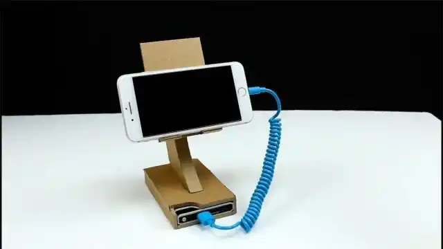 diy-如何用纸板和充电宝制作一个帅气的手机支架?