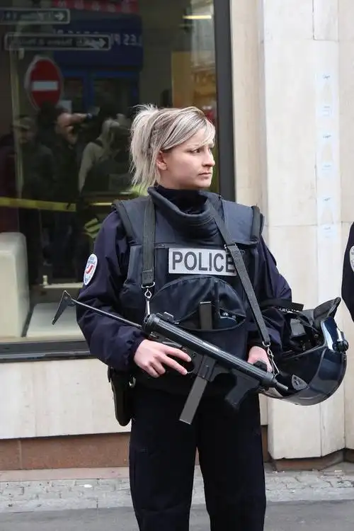 打仗不行,但我们造冲锋枪行啊,意大利贝雷塔m12