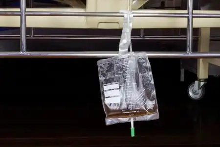 医院病床下悬挂塑料尿袋照片