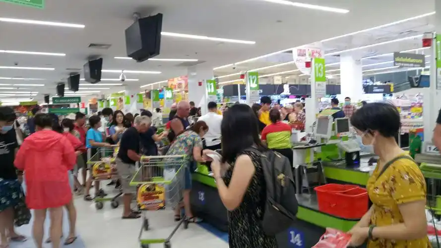 超市里人山人海,热闹非凡.