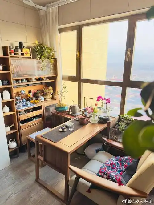 在四川发现了一户人家,把5平米阳台改成小茶室,太高级了