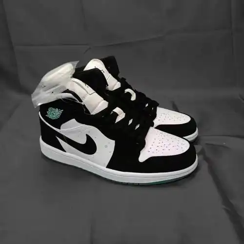 这款夜光熊猫真的是非常好看我也买了两双鞋面采用了白色皮革和黑色