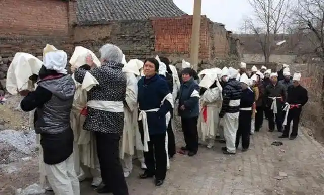 在农村里面,家里老人去世了,如何通知村里人前来吊孝?