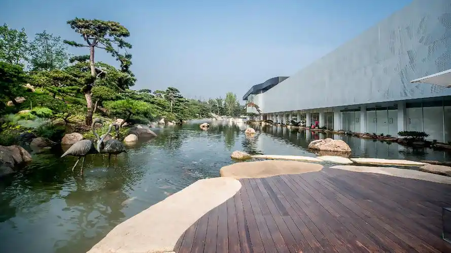 罗红摄影艺术馆位于北京顺义区杨林出口路,占地面积180亩,邀请了