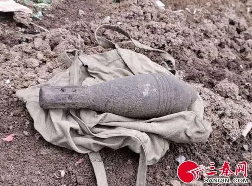 村民家里居然藏了一枚迫击炮弹