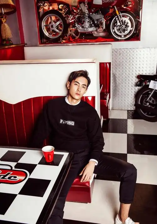 简介:纪凌尘酷劲十足的时尚写真图片,分享一组纪凌尘图片给大家,图中