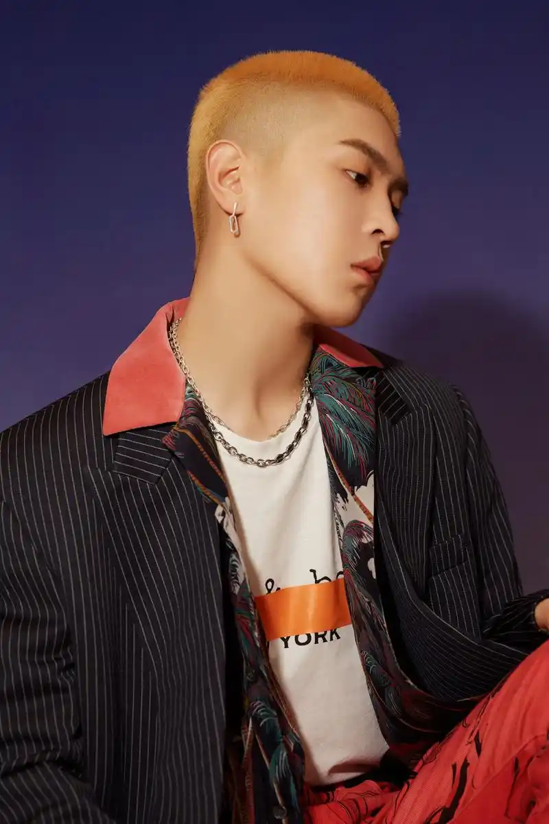 马伯骞突破造型出席《唐人街探案》网剧发布会,在唐探系列完成影视