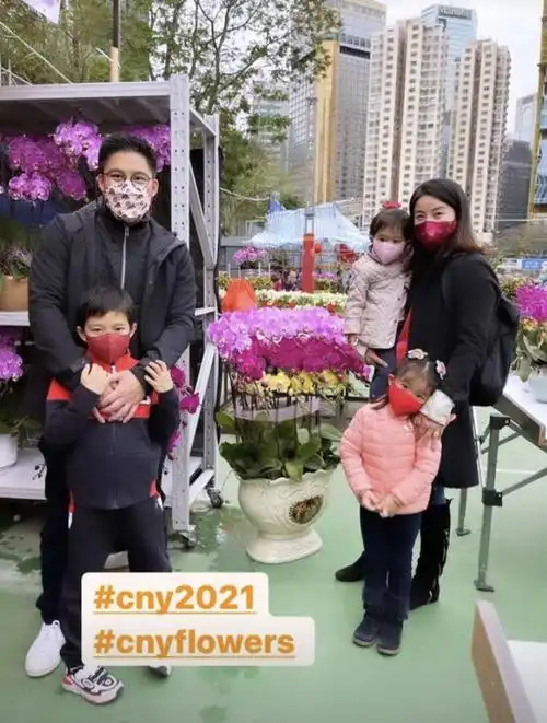 霍启刚带霍中曦和霍中妍逛书店,兄妹俩手牵手画面有爱